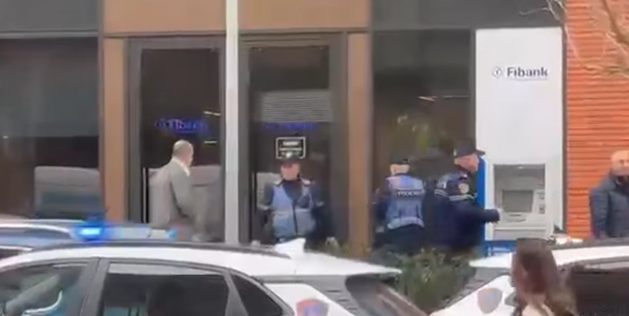 Grabiti FI Bank  hajduti mori paratë por ngeci në derë