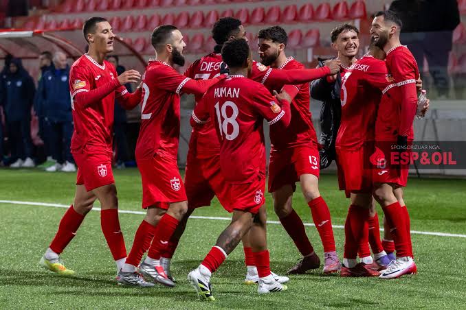 Videoja virale në rrjet  futbollistët e Partizanit duke u puthur në klub nate  