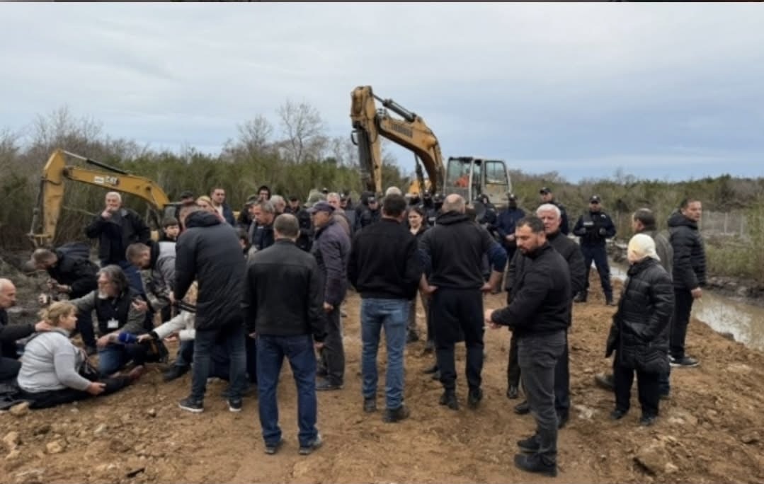 Banorët e Rrjollit sulmojnë me gurë fadromat e oligarkut Baç Ulaj  sherr me Policinë  Do vdesim këtu