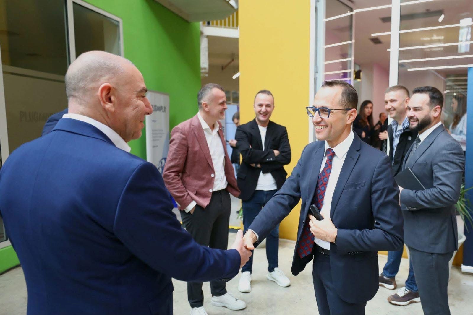 Goja vesh më vesh pasi i dha 1.2 MILIARDË LEKË, Ermal Beqiri feston emërimin e Igli Tafës tek AKSHI