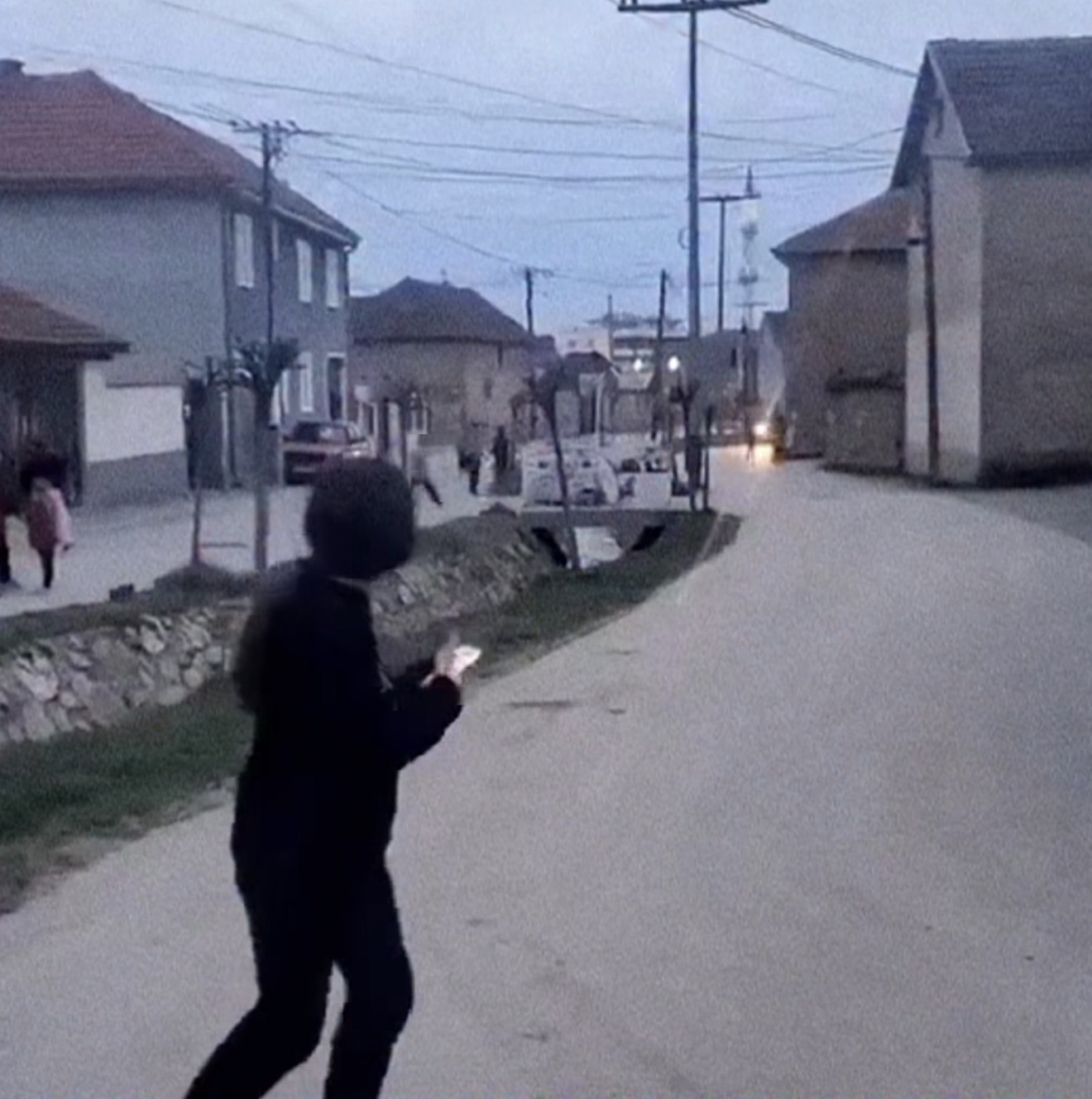 Fëmijët në Kosovë presin të ndizen dritat e xhamisë të njoftojnë familjen që erdhi Iftari