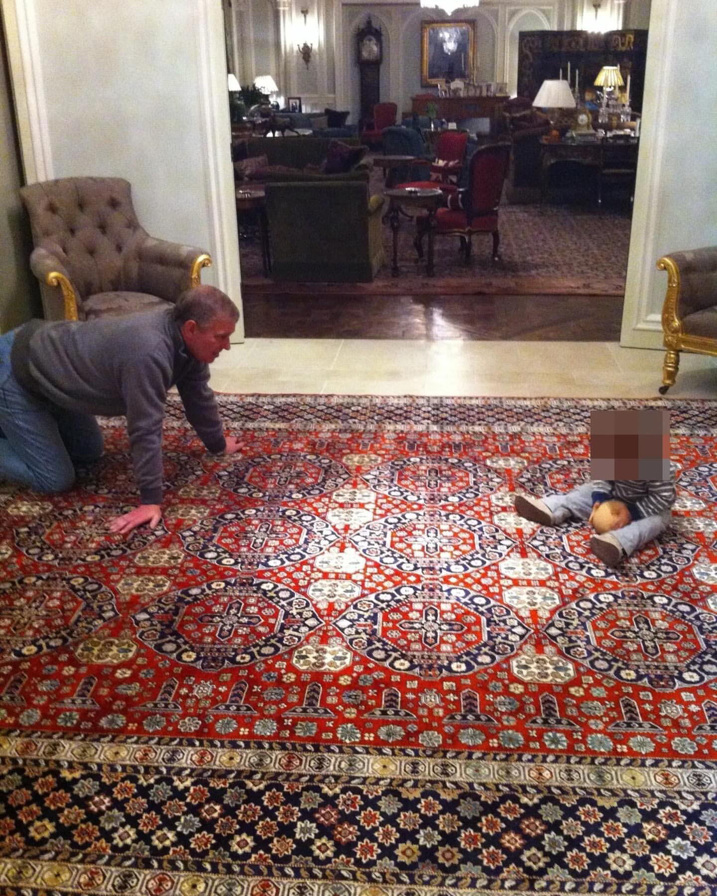 Publikohen fotot kompromentuese! Princi Andrew duke luajtur me një foshnje me një lodër gj*ks