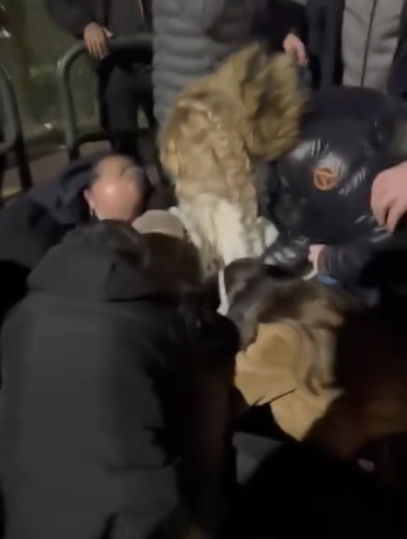 Molotovi asfikson qytetarët  Shtrihet në tokë një person