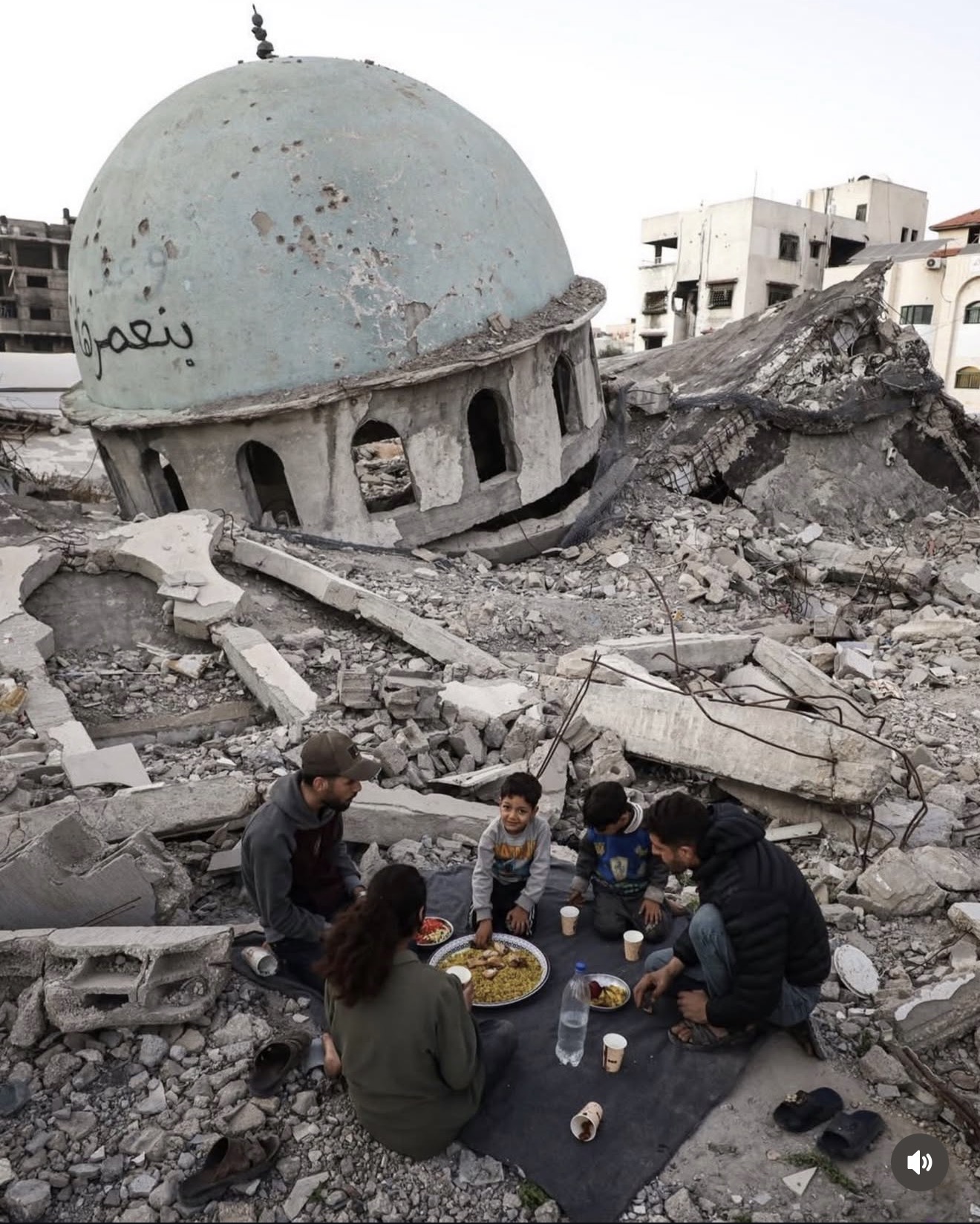 Palestinezët ulen për Iftar në muajin e shenjtë të Ramazanit