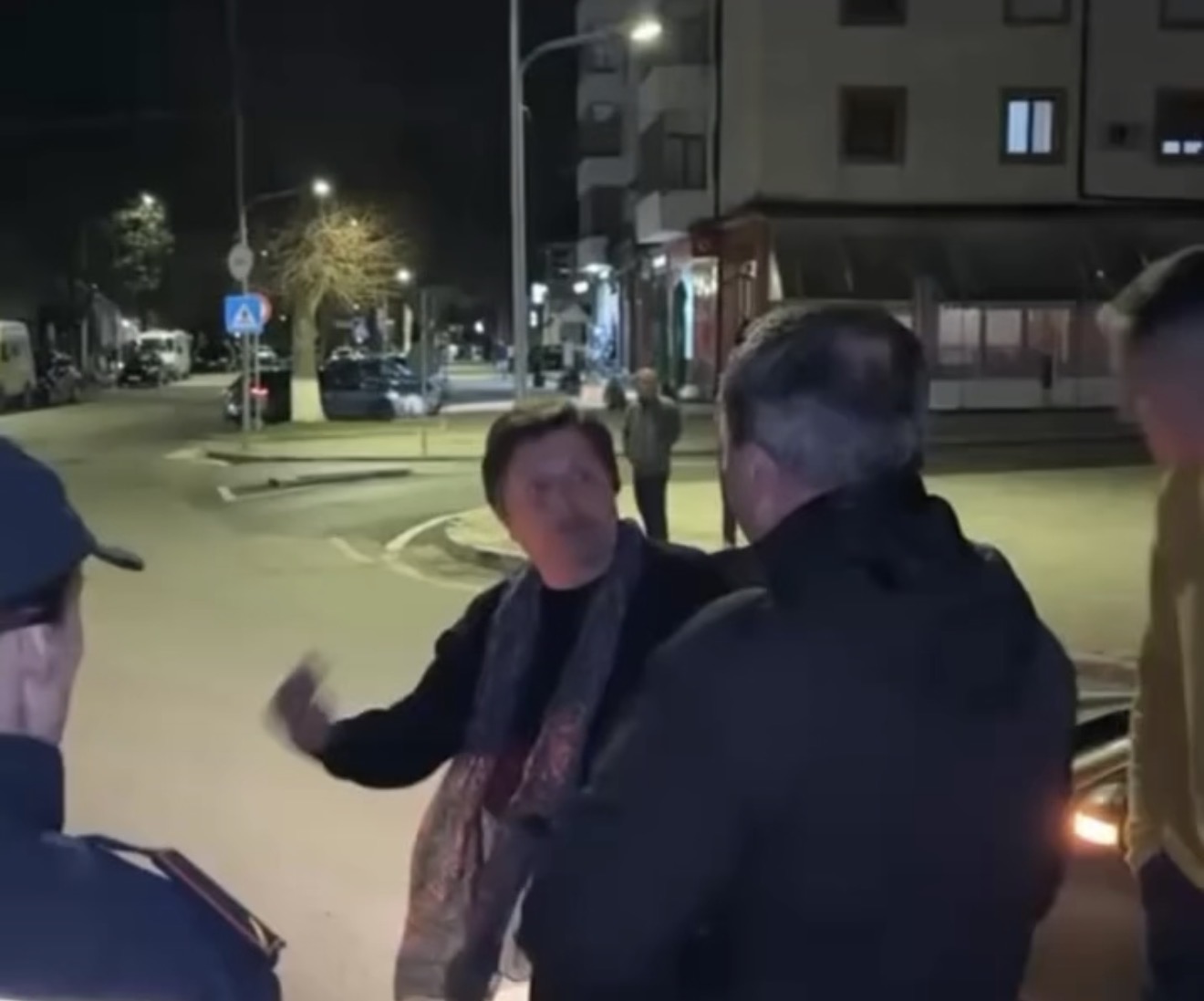 Gruas i bie të fikët në rrugë  Më çoni në shtëpi 