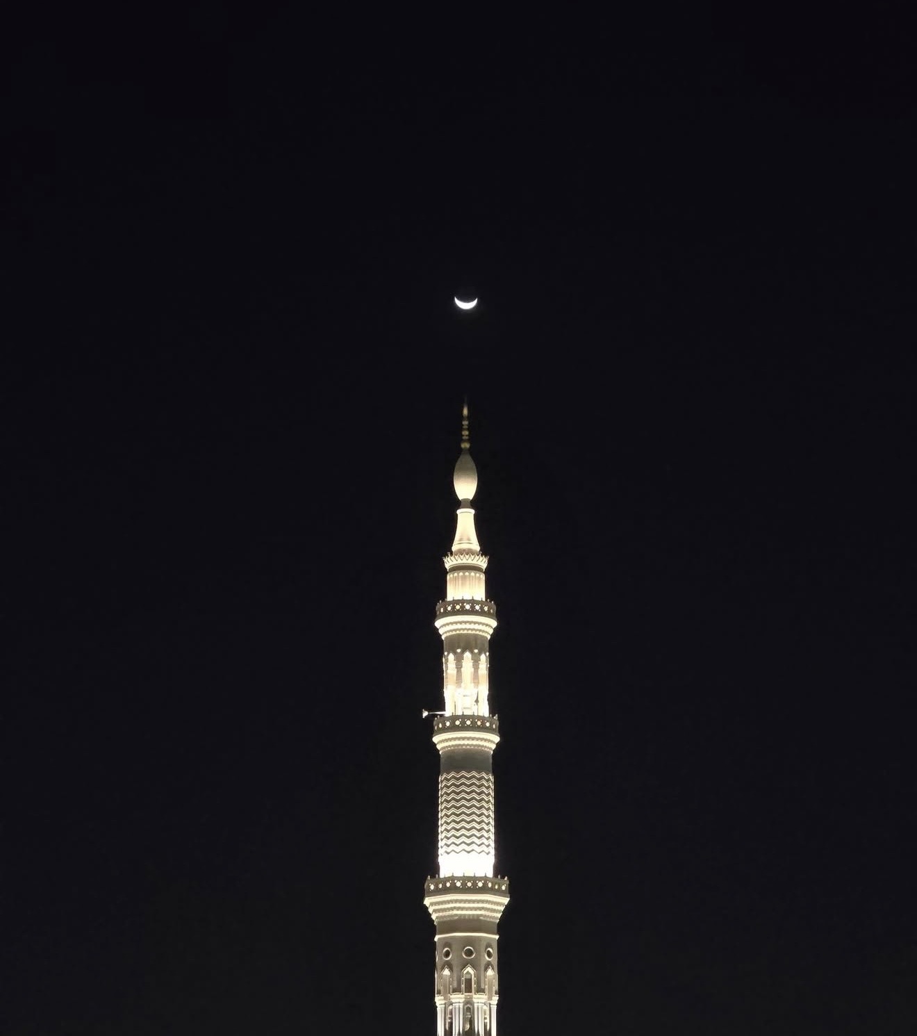 Hëna e Ramazanit shfaqet në një pamje mbresëlënëse në vijë me minaren e Xhamisë së Profetit në Medinë 🌙