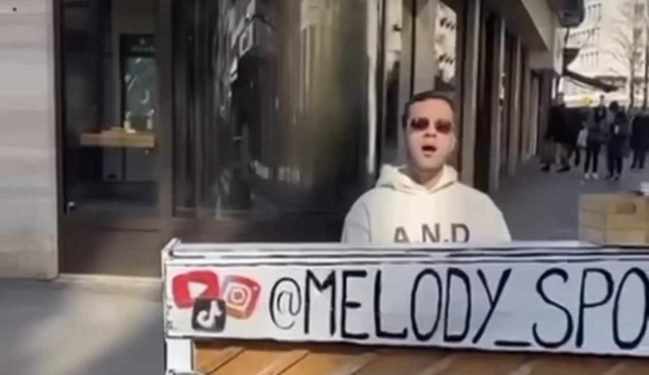 Del videoja  I verbëri më i famshëm në Shqipëri luan në piano në Gjermani