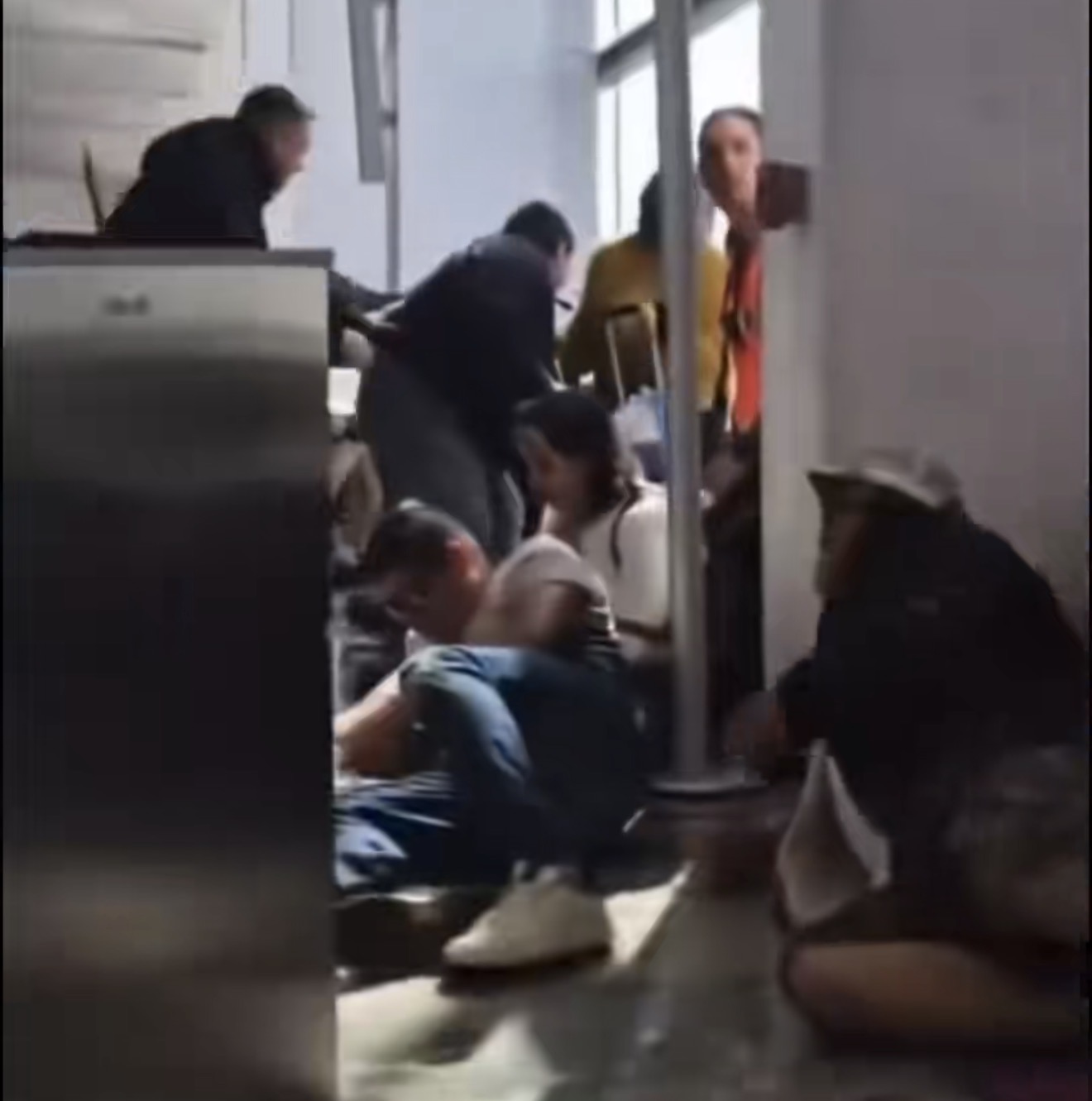 Panik në aeroportin e Gudalaharës në Meksikë nga frika e karteleve