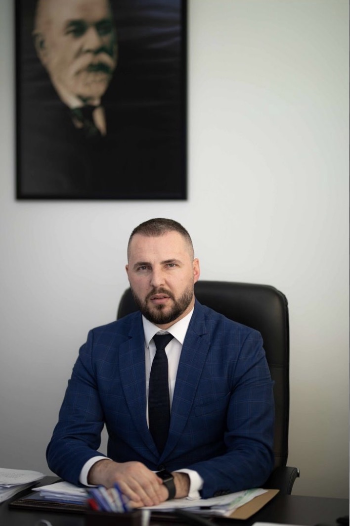 Sa ka vjedhur tek Burgjet Klevis Qose  Paguan mediat për shkrime PR të vetes