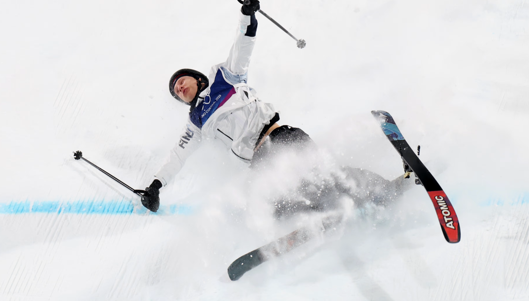 Momente paniku në Lojërat Olimpike: Rrëzimi i frikshëm i skiatorit tremb tifozët