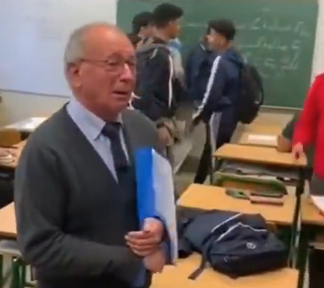 “Mësuesi shpërthen në lot pasi u përqesh nga nxënësit në klasë”