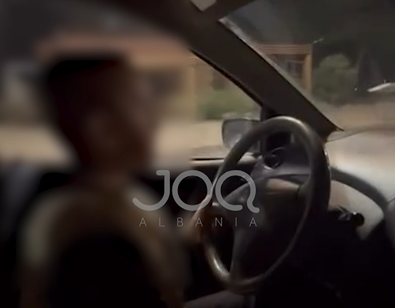 Alarm në rrjet: I mituri filmohet duke drejtuar makinën në zonë të banuar