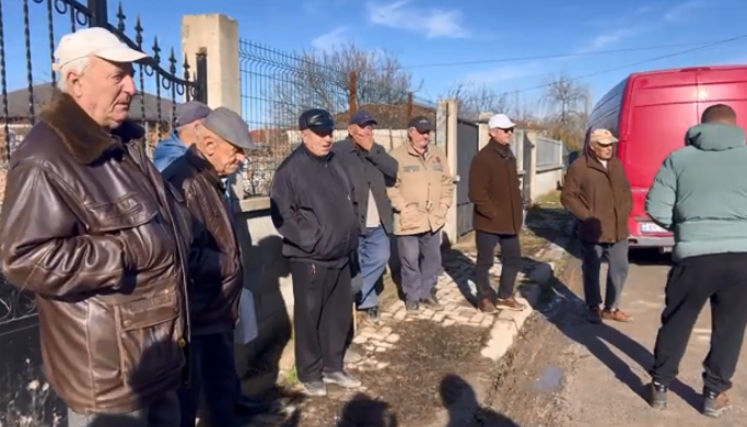 Banorët e Terovës në protestë  Uji i pijshëm i ndotur  situatë alarmante 