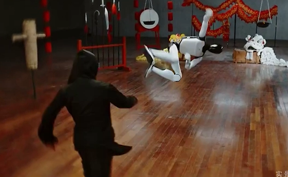  Roboti Kung Fu   Kina prezanton humanoidin që realizon goditje  fluturuese 