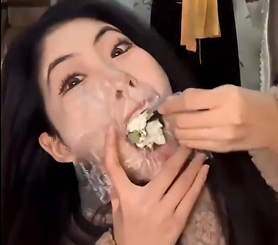  Çmenduri  në Kinë  Të rinjtë përtypin ushqimin me qese në gojë që të mos shëndoshen 