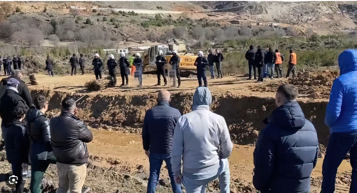 Policia dhunon protestuesit në Rrjoll  disave u bien të fikët