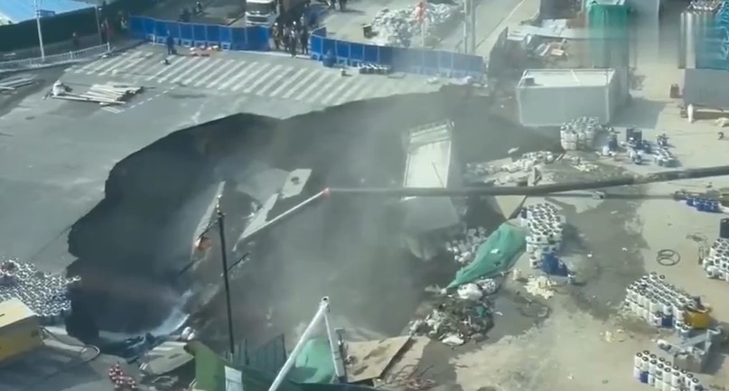 Pamje dramatike: Gropa gjigande hapet papritur dhe ‘gëlltit’ një pjesë të rrugës