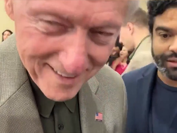 Video virale  Reagimi i Bill Clinton kur pyetet për lidhjen e tij me Epstein