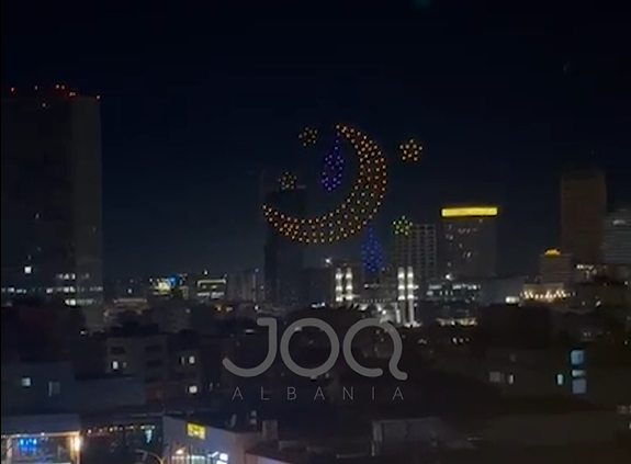Qielli i Tiranës ndriçon për Ramazan: Shfaqje me dronë mbi xhaminë e Namazgjasë