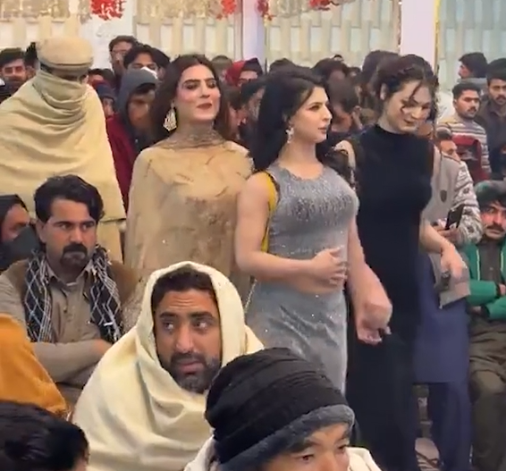 E pazakontë  Burrat pakistanezë argëtohen me performancën e transgjinorëve