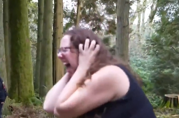 Trendi viral ku gratë paguajnë mijëra dollarë për të ulëritur në mes të pyllit