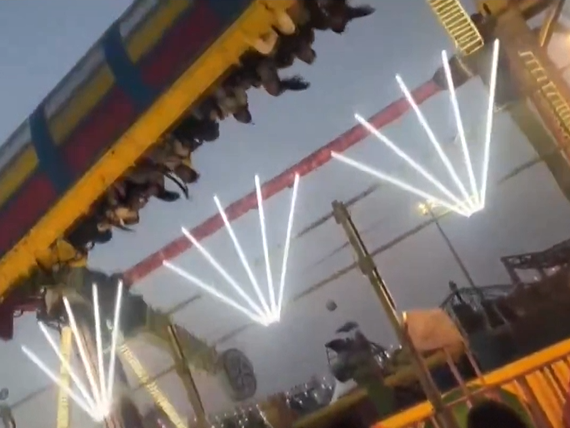 Tragjedi në panair: Momenti i frikshëm kur ‘lëkundësja’ gjigande përplaset në tokë