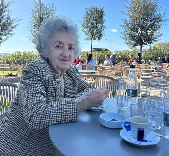 Vuan nga skleroza  Zhduket në qendër të Tiranës e moshuara  kërkohet ndihmë për gjetjen e saj