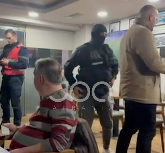 Policia me maska kontrollon kafenetë për lloto  ndërsa porti i Durrësit  noton  në drogë