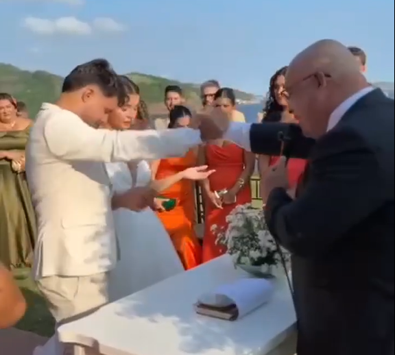 S i mbajti dot emocionet  Gafa epike e dhëndrit në dasëm bëhet virale