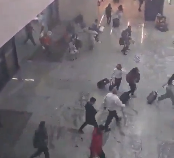 “El Mencho” u vra, shpërthen kaosi: Panik dhe pasagjerë që vrapojnë në aeroportin e Guadalajaras
