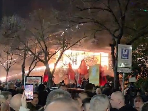 Protestuesit hedhin molotovë në vilën e ish-diktatorit Hoxha, godina përfshihet nga flakët