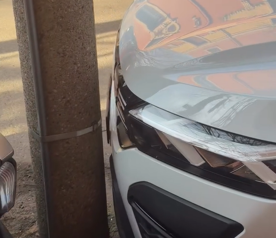 Si u realizua ky parkim milimetrik i  Dacia  s mes pemës dhe shtyllës 