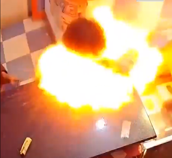 Momenti tronditës  Të riut i shpërthen bateria në gojë brenda dyqanit