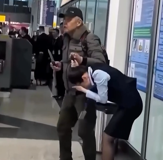 Akt heroik në aeroport  Ish boksieri shpëton pengun dhe neutralizon agresorin