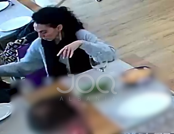  Klientja mori çantën e punonjëses dhe u largua  Të lutem ktheje mbrapsht  
