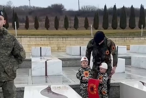 Pavarësia e Kosovës  vogëlushët nderojnë UÇK e Adem Jasharin