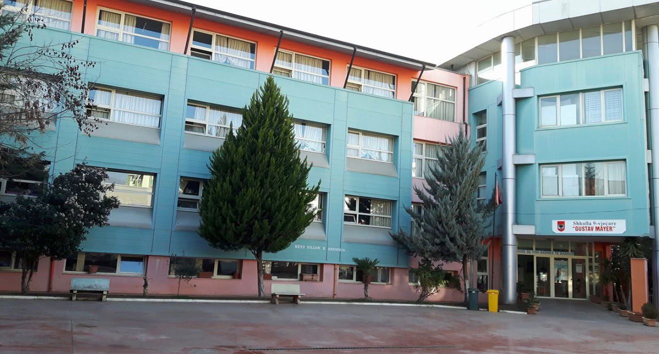 Predikonte Jehovain nxënësve në shkollën 9 vjeçare  Gustav Majer   shkarkohet mësuesi