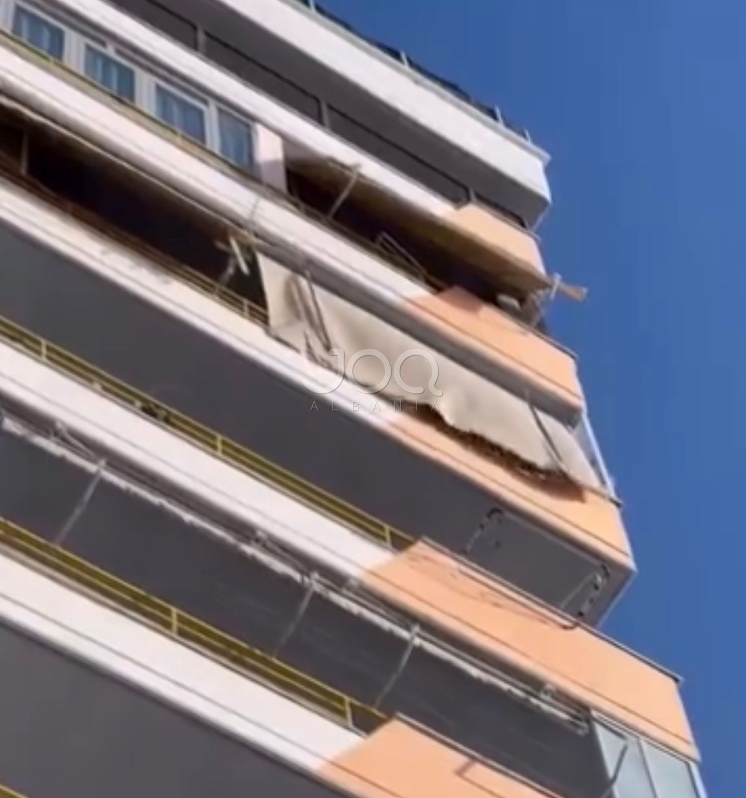  Hekurat e tëndës po kërcënojnë jetën e qytetarëve  Bashkia Vlorë nuk ndërhyn  