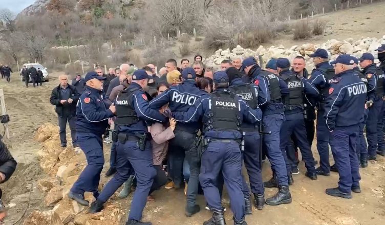 Kundër resortit të oligarkut Baç Ulaj, momenti kur banorët e Rrjollit përplasen me policinë