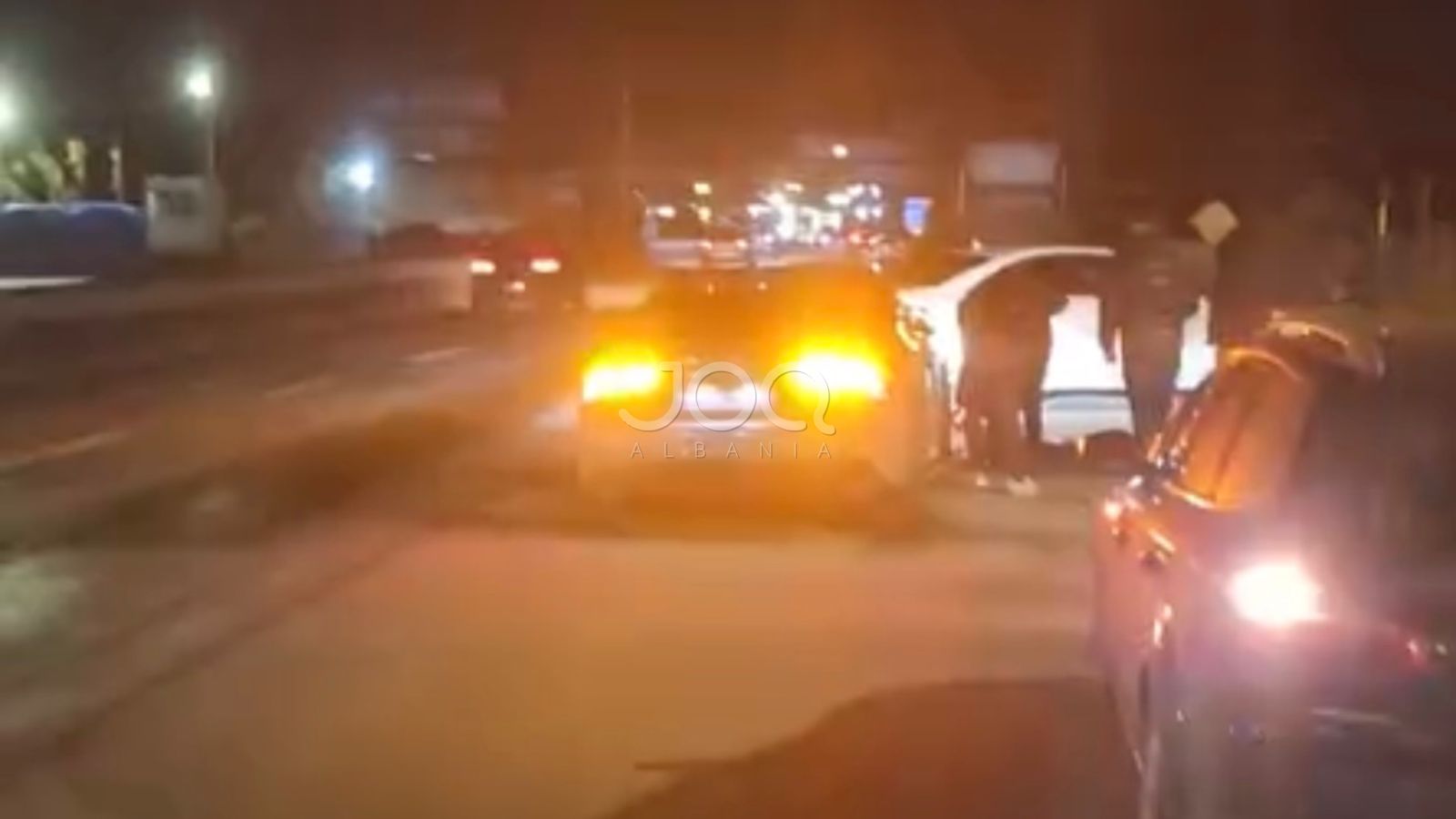  Autostrada Tiranë Durrës  minë me sahat  për shoferët  3 makina çajnë gomat 