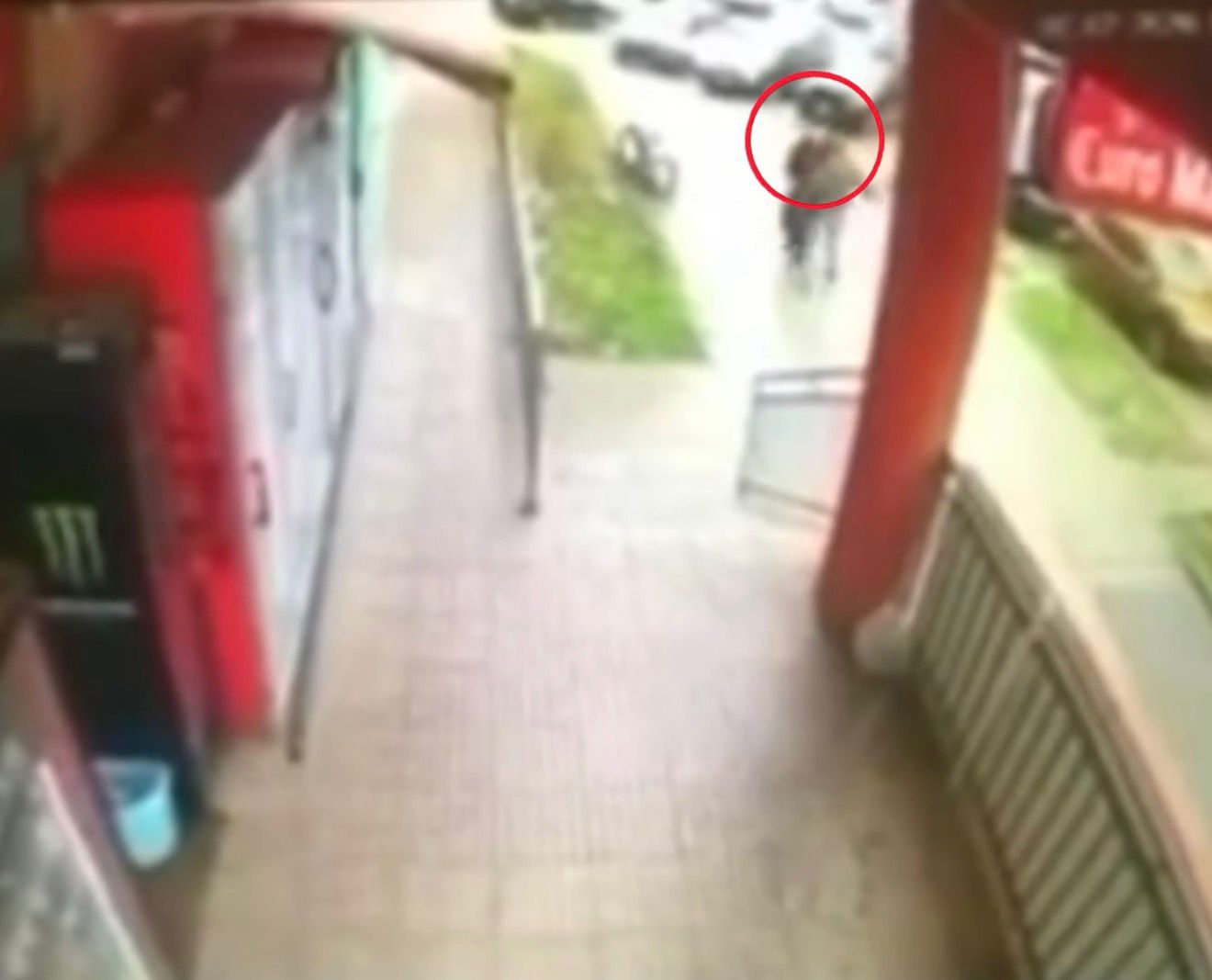 Ishte duke hyrë në market, moderatori i njohur sulmohet fizikisht