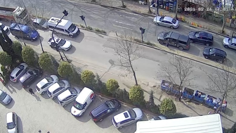 FOTO  7 vjeçari përplaset nga makina teksa përpiqej të merrte paratë në tokë