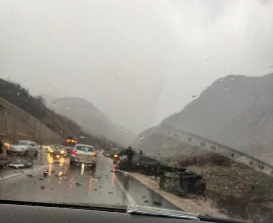 Kamioni përplaset me makinën në rrugën e Arbrit  mjeti i ndarë më dysh