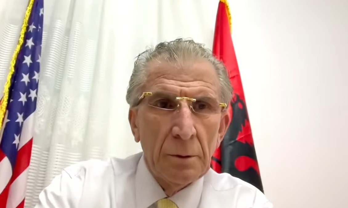 Shefi i vetëshpallur  Do ngrej flamurin shqiptar dhe atë amerikan