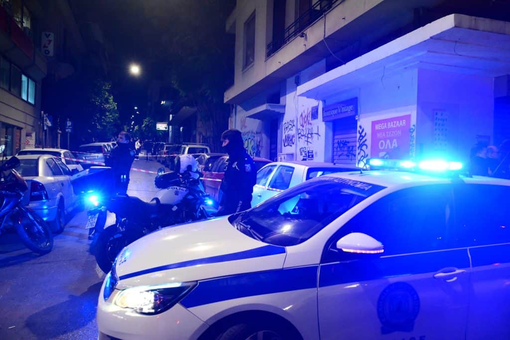  Çmendet  i riu shqiptar në Greqi  Sulmon berberin me shkop metalik  i dëmton dhe makinën