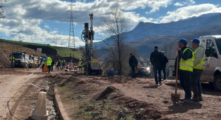 Zhvendoset shtylla e tensionit të lartë në Librazhd  alarm për rrjetin energjetik