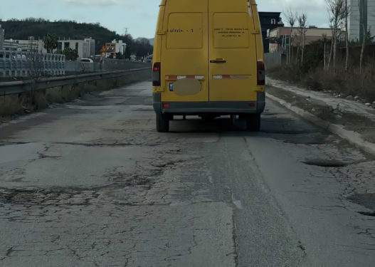 Rruga e degraduar Tiranë–Durrës: Bizneset paguajnë miliona, qeveria u ofron gropa