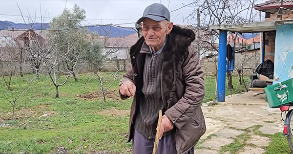 “Mi sillni sa jam gjallë!”, prindërit u vranë në Siri, 90-vjeçari nga Pogradeci kërkon nipërit jetimë