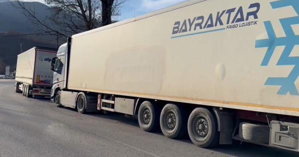 “Paralizohet” Juglindja: Dhjetëra kamionë të bllokuar, dëm i madh ekonomik