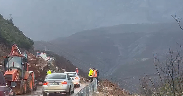 Juglindja drejt izolimit total  Pas bllokimit të Librazhd Pogradec  rrezikohet dhe rruga alternative